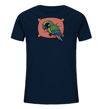 Onlineshop Shirts fuer Kinder - Das Bild zeigt ein dunkelblaues Kinder-T-Shirt mit einem niedlichen Motiv eines schlafenden Papageis. Der gruene Vogel liegt entspannt auf einem rosafarbenen Kissen. Seine Augen sind geschlossen, und er hat blaue Fluegel und Schwanzfedern. Dieses Design verleiht dem Shirt eine ruhige und verspielte Ausstrahlung.