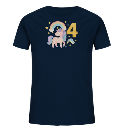 Onlineshop Shirts fuer Kinder - Das Bild zeigt ein dunkelblaues T-Shirt fuer Kinder mit einem farbenfrohen Aufdruck. Das Motiv besteht aus einem niedlichen Einhorn mit Regenbogen-Maehne und einem Regenbogen im Hintergrund. Daneben ist die Zahl '4' in gelben, glitzernden Buchstaben dargestellt, umgeben von kleinen Sternen.