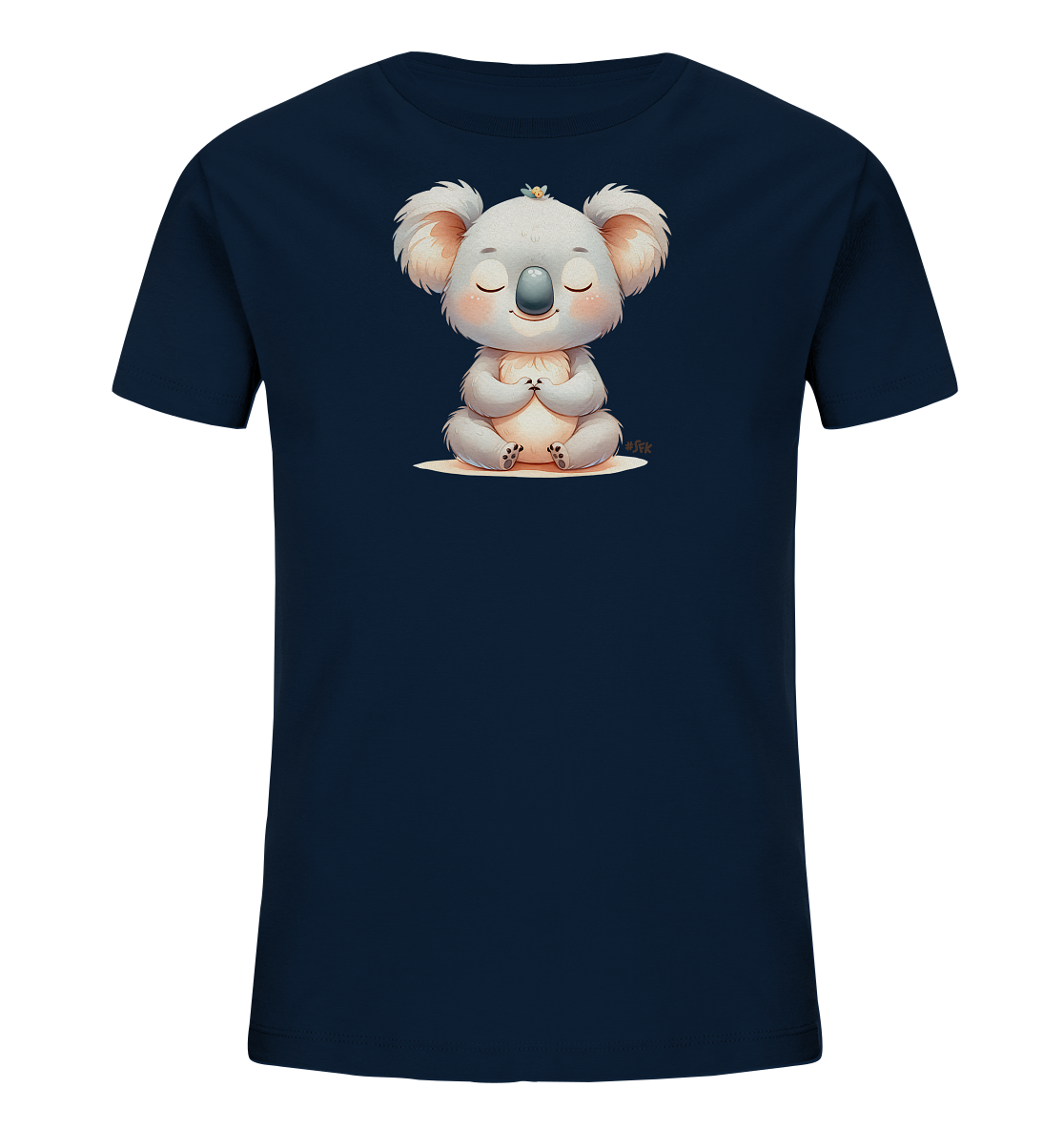 Onlineshop Shirts fuer Kinder - Das Bild zeigt ein dunkelblaues T-Shirt mit einer niedlichen Grafik eines meditierenden Koalabaeren auf der Vorderseite. Der Koala ist hellgrau gezeichnet, sitzt mit geschlossenen Augen und gefalteten Pfoten. Eine kleine gelbe Bluete schmueckt seinen Kopf. Das Motiv verleiht dem Shirt eine ruhige und freundliche Ausstrahlung.