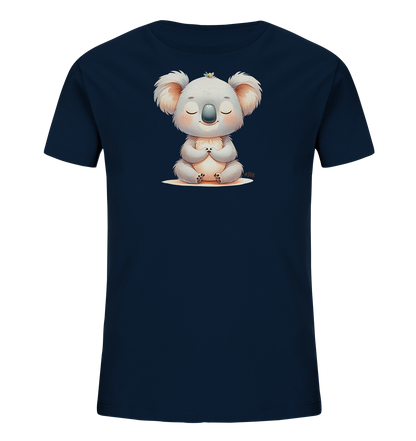 Onlineshop Shirts fuer Kinder - Das Bild zeigt ein dunkelblaues T-Shirt mit einer niedlichen Grafik eines meditierenden Koalabaeren auf der Vorderseite. Der Koala ist hellgrau gezeichnet, sitzt mit geschlossenen Augen und gefalteten Pfoten. Eine kleine gelbe Bluete schmueckt seinen Kopf. Das Motiv verleiht dem Shirt eine ruhige und freundliche Ausstrahlung.