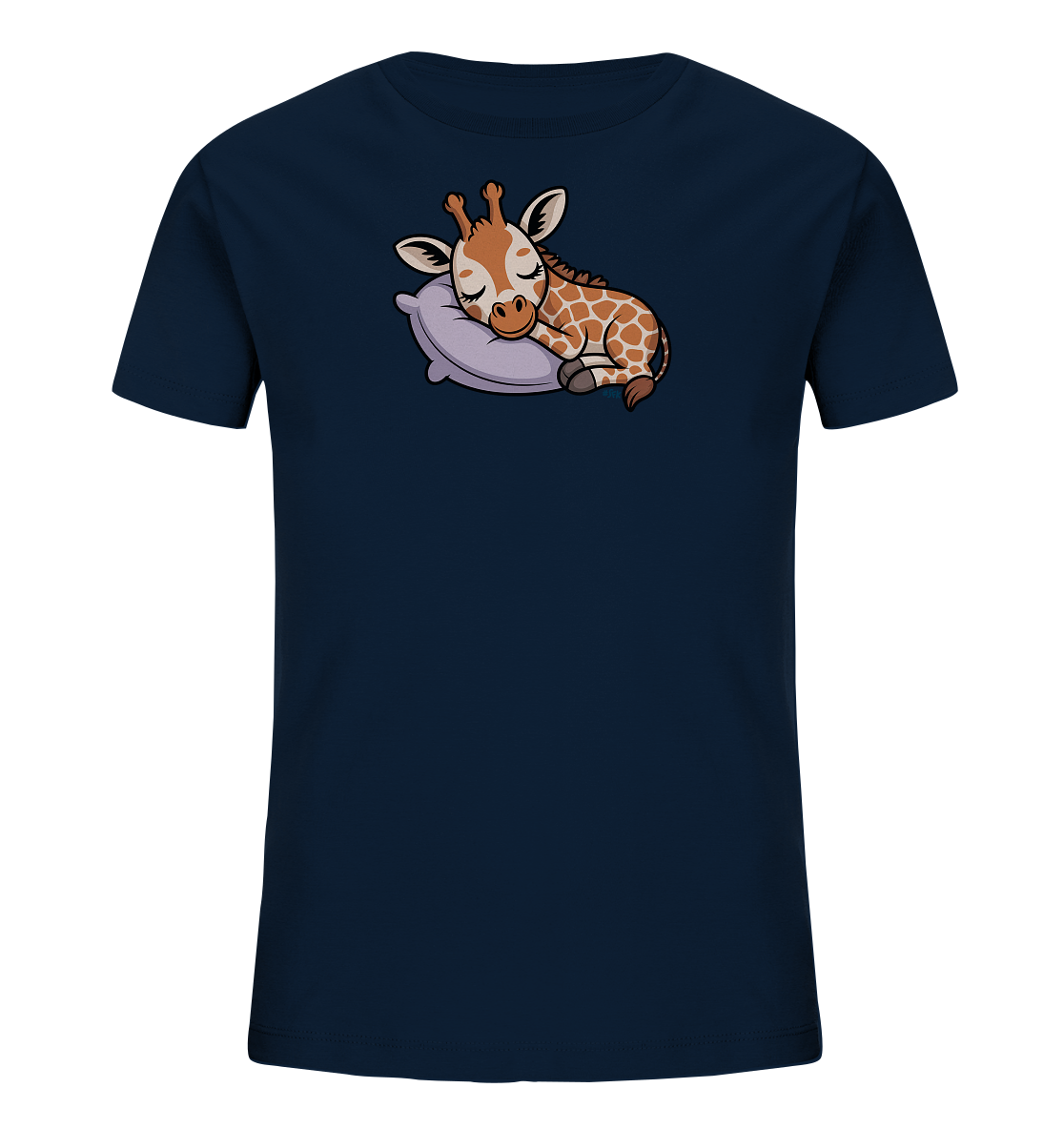 Onlineshop Shirts fuer Kinder - Das Bild zeigt ein dunkelblaues T-Shirt fuer Kinder. Auf der Vorderseite ist eine niedliche, schlafende Baby-Giraffe abgebildet, die friedlich auf einem hellvioletten Kissen ruht. Das Design ist cartoonhaft und vermittelt eine beruhigende Atmosphaere. Die Gestaltung ist ideal fuer kleine Kinder.