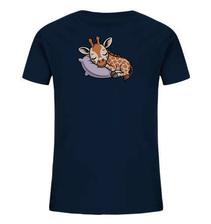 Onlineshop Shirts fuer Kinder - Das Bild zeigt ein dunkelblaues T-Shirt fuer Kinder. Auf der Vorderseite ist eine niedliche, schlafende Baby-Giraffe abgebildet, die friedlich auf einem hellvioletten Kissen ruht. Das Design ist cartoonhaft und vermittelt eine beruhigende Atmosphaere. Die Gestaltung ist ideal fuer kleine Kinder.