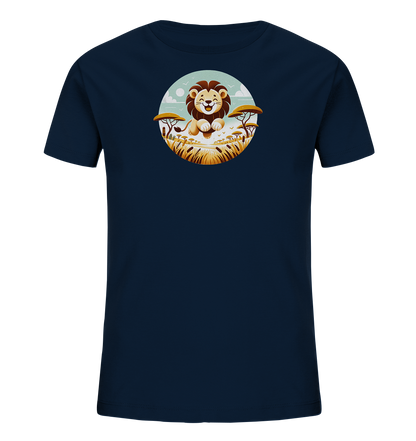 Onlineshop Shirts fuer Kinder - Das Bild zeigt ein dunkelblaues T-Shirt fuer Kinder mit einem runden Grafikmotiv auf der Vorderseite. Im Zentrum der Grafik sitzt ein froehlicher Cartoon-Loewe mit Maehne und einem breiten Laecheln. Er ist in einer Savannenlandschaft mit goldenem Gras, Baeumen und kleinen Voegeln am Himmel dargestellt. Dieses Design verleiht dem Shirt einen lustigen und tierischen Charakter, ideal fuer den Alltag.