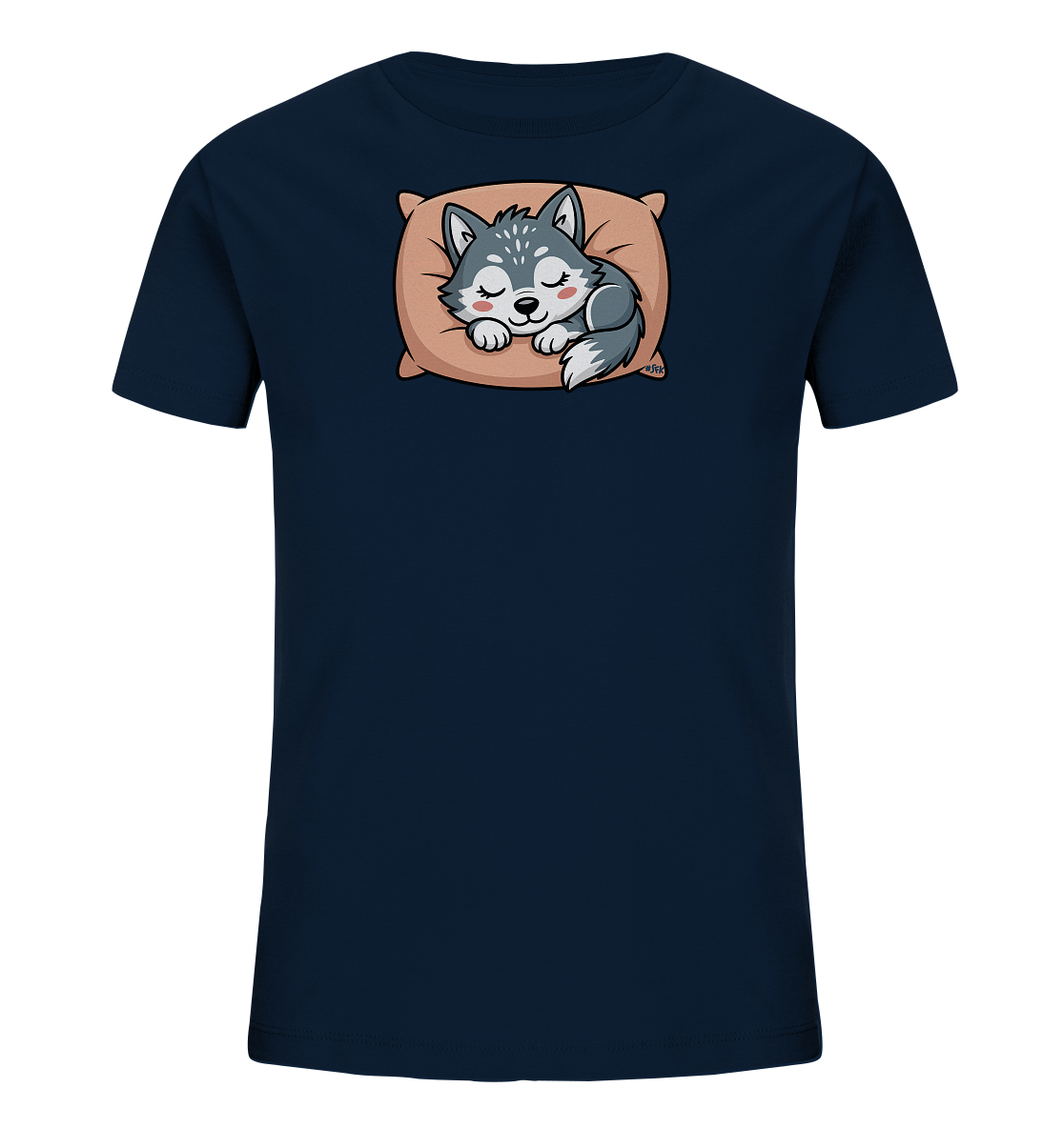 Onlineshop Shirts fuer Kinder - Das Bild zeigt ein dunkelblaues T-Shirt fuer Kinder. Auf der Vorderseite ist ein niedlicher, cartoonartiger Wolfswelpe abgebildet, der friedlich auf einem beigefarbenen Kissen schlaeft. Der Welpe hat geschlossene Augen und wirkt sehr kuschelig, was dem Shirt einen beruhigenden und liebevollen Ausdruck verleiht. Es ist ein charmantes Motiv, ideal fuer Kinder.