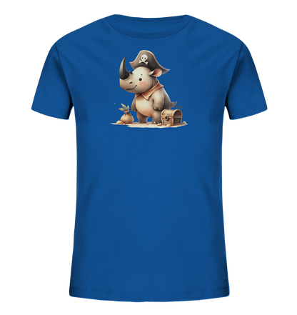 Onlineshop Shirts fuer Kinder - Das Bild zeigt ein blaues Kinder-T-Shirt mit einem niedlichen Druck auf der Vorderseite. Abgebildet ist ein Cartoon-Nashorn im Piratenkostuem mit Hut und Halstuch. Daneben stehen eine kleine Schatztruhe und ein Sack auf Sand. Das Motiv wirkt froehlich und abenteuerlich.
