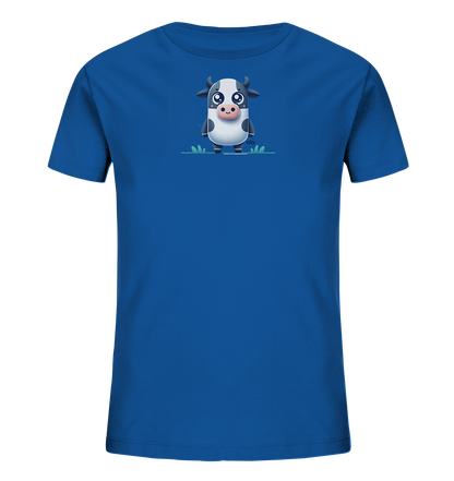 Onlineshop Shirts fuer Kinder - Dieses blaue T-Shirt fuer Kinder zeigt auf der Vorderseite eine entzueckende Illustration einer schwarz-weissen Cartoon-Kuh. Die Kuh hat grosse, runde Augen und steht auf einer stilisierten gruenen Grasflaeche. Das Design ist minimalistisch und konzentriert sich auf das freundlich blickende Tier.
