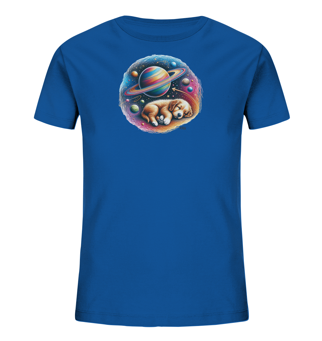 Onlineshop Shirts fuer Kinder - Das Bild zeigt ein blaues T-Shirt fuer Kinder mit einem farbenfrohen Aufdruck. Dieser zeigt einen niedlichen, schlafenden Welpen, eingebettet in eine Darstellung des Kosmos. Um den Welpen herum sind Planeten, Sterne und eine nebelartige Struktur in leuchtenden Farben wie Orange, Rosa und Blau zu sehen. Das Motiv ist kreisfoermig und vermittelt eine traeumerische und friedliche Atmosphaere.