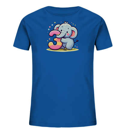 Onlineshop Shirts fuer Kinder - Das Bild zeigt ein blaues Kinder-T-Shirt mit einem froehlichen Aufdruck auf der Vorderseite. Zu sehen ist ein niedlicher Cartoon-Elefant, der die bunte Zahl '3' umarmt. Kleine farbige Punkte schweben um das Motiv herum und verleihen ihm eine verspielte Note. Die Illustration ist detailreich und kindgerecht gestaltet.