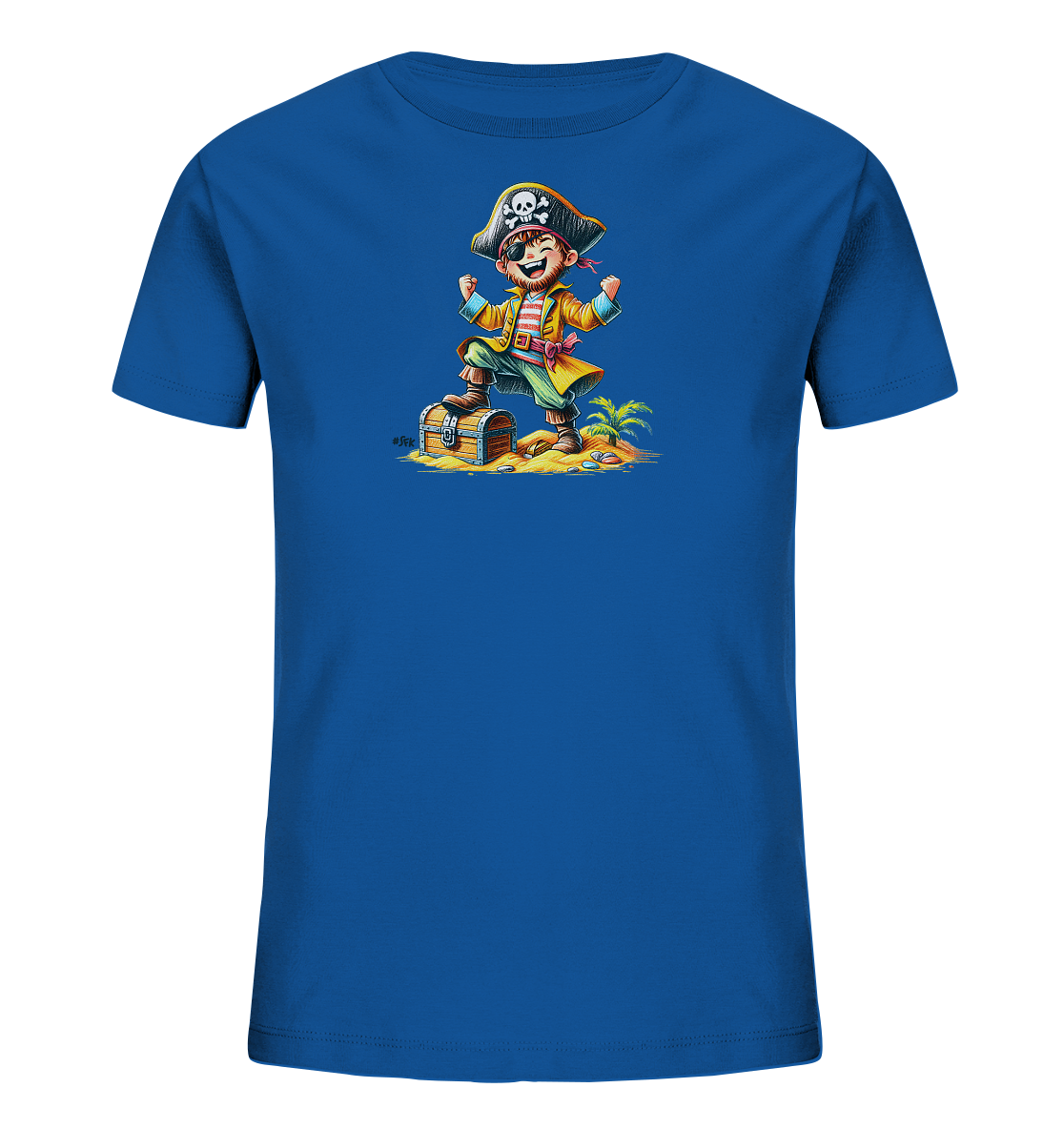 Onlineshop Shirts fuer Kinder - Dieses blaue T-Shirt fuer Kinder zeigt eine bunte Illustration eines froehlichen Piratenjungen. Er steht triumphierend auf einer Schatzkiste, umgeben von Sand und Muscheln auf einer kleinen Insel. Der Pirat traegt eine Augenklappe und einen Hut mit Totenkopf und jubelt mit erhobenen Faeusten.