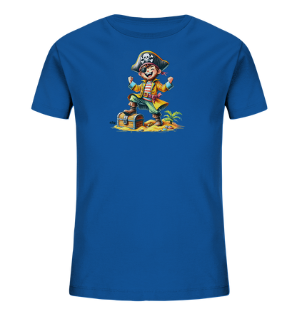 Onlineshop Shirts fuer Kinder - Dieses blaue T-Shirt fuer Kinder zeigt eine bunte Illustration eines froehlichen Piratenjungen. Er steht triumphierend auf einer Schatzkiste, umgeben von Sand und Muscheln auf einer kleinen Insel. Der Pirat traegt eine Augenklappe und einen Hut mit Totenkopf und jubelt mit erhobenen Faeusten.