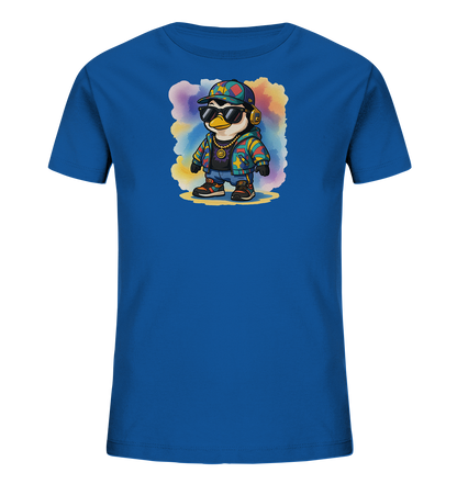 Onlineshop Shirts fuer Kinder - Das Bild zeigt ein leuchtend blaues Kinder-T-Shirt. Darauf ist eine stilisierte Pinguinfigur abgebildet, die Sonnenbrille, Kopfhoerer und einen bunten Kapuzenpullover traegt. Der Pinguin steht vor einem verschwommenen, mehrfarbigen Hintergrund. Das Design wirkt modern und verspielt.