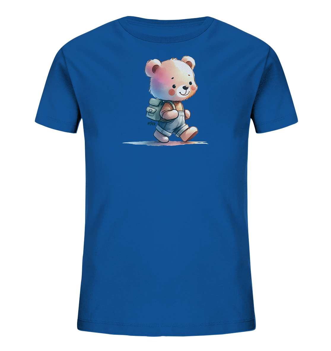 Onlineshop Shirts für Kinder - Das Bild zeigt ein blaues T-Shirt für Kinder, auf dessen Vorderseite eine Illustration eines kleinen, wandelnden Bären zu sehen ist. Der Bär trägt einen Rucksack auf dem Rücken und hat einen freundlichen Ausdruck im Gesicht. Die Grafik ist in einem weichen, aquarel-ähnlichen Stil gehalten und erzeugt eine fröhliche Szene. Dieses Design ist ideal für Kinder, die Abenteuer lieben.