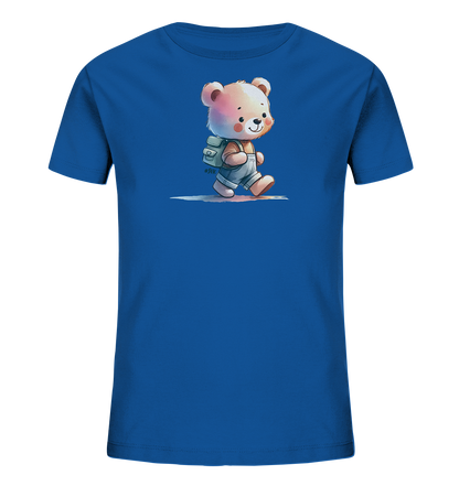 Onlineshop Shirts für Kinder - Das Bild zeigt ein blaues T-Shirt für Kinder, auf dessen Vorderseite eine Illustration eines kleinen, wandelnden Bären zu sehen ist. Der Bär trägt einen Rucksack auf dem Rücken und hat einen freundlichen Ausdruck im Gesicht. Die Grafik ist in einem weichen, aquarel-ähnlichen Stil gehalten und erzeugt eine fröhliche Szene. Dieses Design ist ideal für Kinder, die Abenteuer lieben.