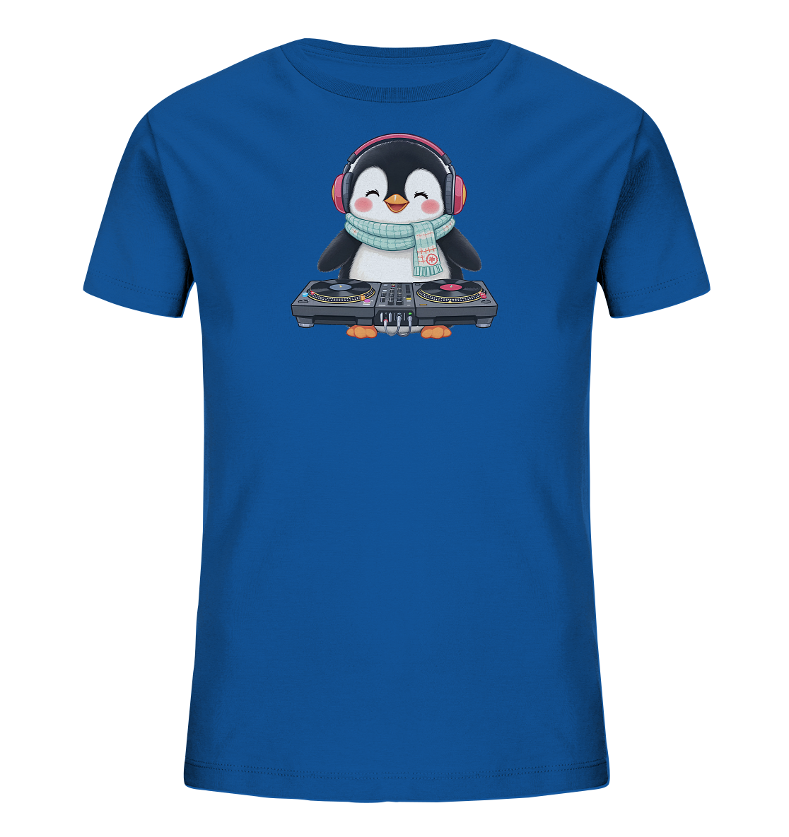 Onlineshop Shirts fuer Kinder - Das Bild zeigt ein leuchtend blaues Kinder-T-Shirt mit einem charmanten Pinguinmotiv. Der froehliche Pinguin traegt rote Kopfhoerer und einen gemusterten hellblauen Schal. Er steht vor einem DJ-Mischpult, seine Fluegel sind auf den Turntables positioniert. Das spielerische Design verleiht dem Shirt einen einzigartigen und ansprechenden Charakter.