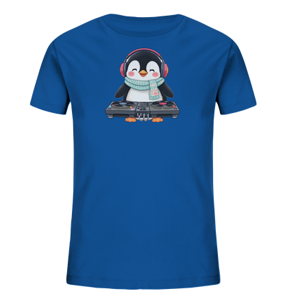 Onlineshop Shirts fuer Kinder - Das Bild zeigt ein leuchtend blaues Kinder-T-Shirt mit einem charmanten Pinguinmotiv. Der froehliche Pinguin traegt rote Kopfhoerer und einen gemusterten hellblauen Schal. Er steht vor einem DJ-Mischpult, seine Fluegel sind auf den Turntables positioniert. Das spielerische Design verleiht dem Shirt einen einzigartigen und ansprechenden Charakter.