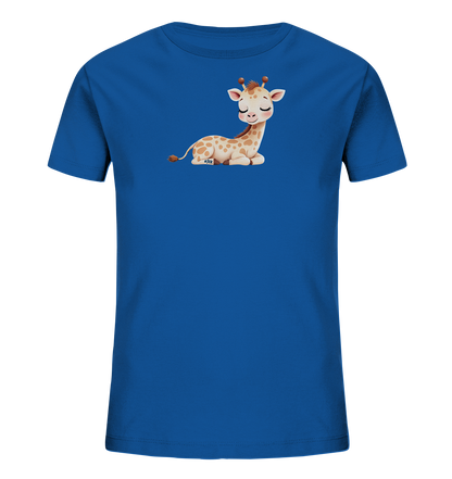 Onlineshop Shirts fuer Kinder - Das Bild zeigt ein blaues T-Shirt fuer Kinder. Auf der Vorderseite ist eine niedliche, liegende Giraffe abgebildet, die die Augen geschlossen hat und sanft laechelt. Die Giraffe ist in hellbraunen Toenen mit dunkleren Flecken gestaltet und verleiht dem Shirt einen verspielten Look.