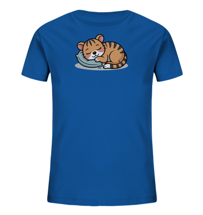 Onlineshop Shirts fuer Kinder - Das Bild zeigt ein leuchtend blaues Kinder-T-Shirt mit einem charmanten Motiv. Darauf ist ein schlafendes Tigerbaby abgebildet, das gemuetlich auf einem hellblauen Kissen liegt. Das kleine Tigerbaby ist braun-orange gestreift und hat die Augen geschlossen, was einen friedlichen und niedlichen Ausdruck vermittelt. Das Design ist mittig auf der Vorderseite des Shirts platziert.