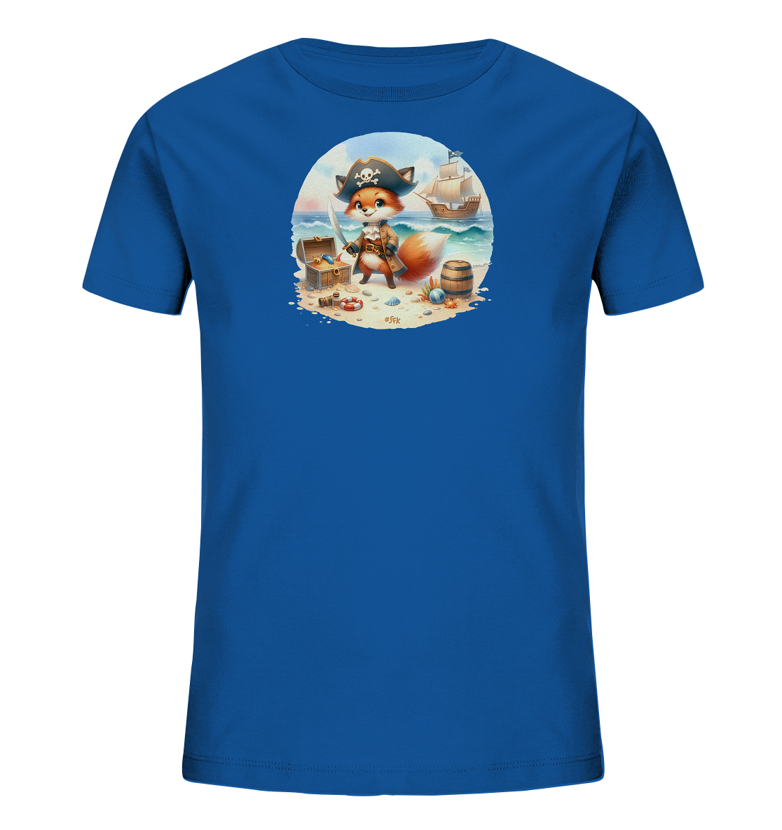 Onlineshop Shirts fuer Kinder - Das blaue T-Shirt zeigt eine Illustration eines fuchsaehnlichen Piraten an einem Strand. Der kleine Pirat traegt einen Hut mit Totenkopf und haelt ein Schwert. Neben ihm sind eine geoeffnete Schatzkiste, ein Fass und Muscheln zu sehen. Im Hintergrund sind das Meer mit Wellen und ein Segelschiff abgebildet, was eine Abenteuerszene darstellt.