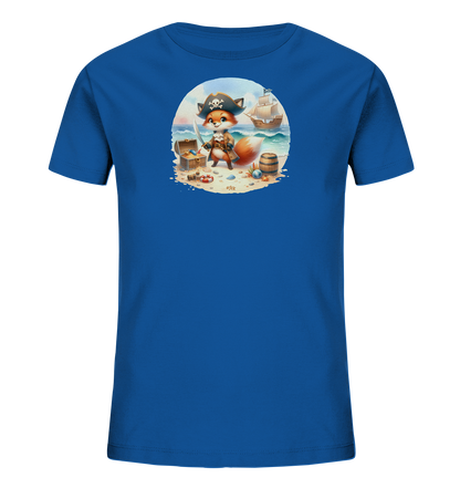 Onlineshop Shirts fuer Kinder - Das blaue T-Shirt zeigt eine Illustration eines fuchsaehnlichen Piraten an einem Strand. Der kleine Pirat traegt einen Hut mit Totenkopf und haelt ein Schwert. Neben ihm sind eine geoeffnete Schatzkiste, ein Fass und Muscheln zu sehen. Im Hintergrund sind das Meer mit Wellen und ein Segelschiff abgebildet, was eine Abenteuerszene darstellt.