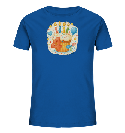 Onlineshop Shirts fuer Kinder - Das Bild zeigt ein leuchtend blaues T-Shirt fuer Kinder mit einem farbenfrohen Druck auf der Vorderseite. Das Motiv zeigt einen reich verzierten Cupcake mit vier brennenden Kerzen und der grossen Zahl '4'. Es ist umgeben von zusaetzlichen festlichen Elementen wie Sternen, einem Herz und einem Ballon. Das Design wirkt froehlich und detailliert.