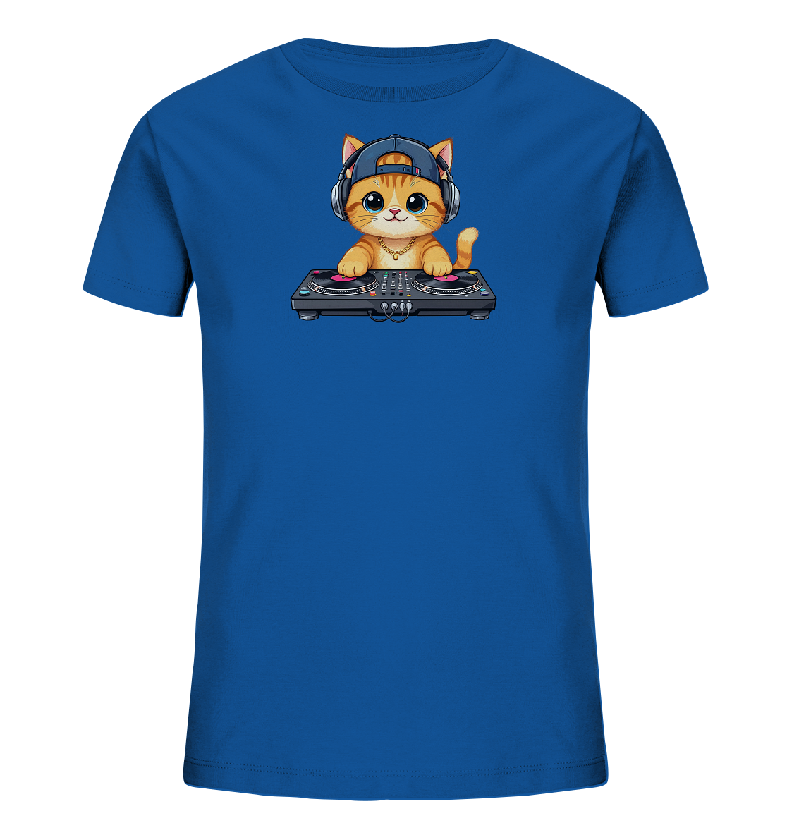 Onlineshop Shirts fuer Kinder - Das Bild zeigt ein blaues Kinder-T-Shirt mit einem niedlichen Katzenmotiv auf der Vorderseite. Die orangefarbene Cartoon-Katze traegt eine Baseballkappe und Kopfhoerer und sitzt vor einem DJ-Mischpult. Das detailreiche Design verleiht dem Shirt einen verspielten und musikalischen Charakter.