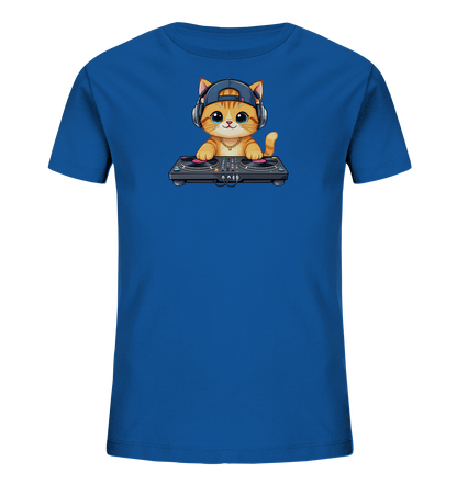 Onlineshop Shirts fuer Kinder - Das Bild zeigt ein blaues Kinder-T-Shirt mit einem niedlichen Katzenmotiv auf der Vorderseite. Die orangefarbene Cartoon-Katze traegt eine Baseballkappe und Kopfhoerer und sitzt vor einem DJ-Mischpult. Das detailreiche Design verleiht dem Shirt einen verspielten und musikalischen Charakter.
