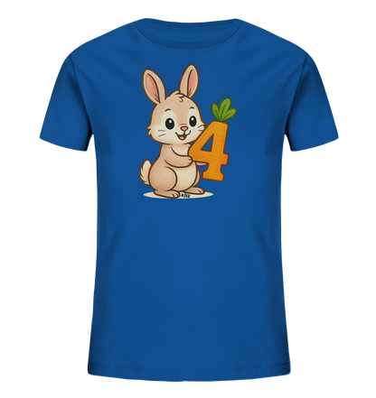 Onlineshop Shirts fuer Kinder - Das Bild zeigt ein blaues T-Shirt fuer Kinder mit einem niedlichen Druck. Ein freundliches Cartoon-Haeschen haelt die Zahl '4' in Form einer Karotte. Das Haeschen ist beige mit rosa Ohren und hat ein froehliches Laecheln. Das Design ist verspielt und ideal fuer einen Kindergeburtstag oder als Alltagsoutfit.