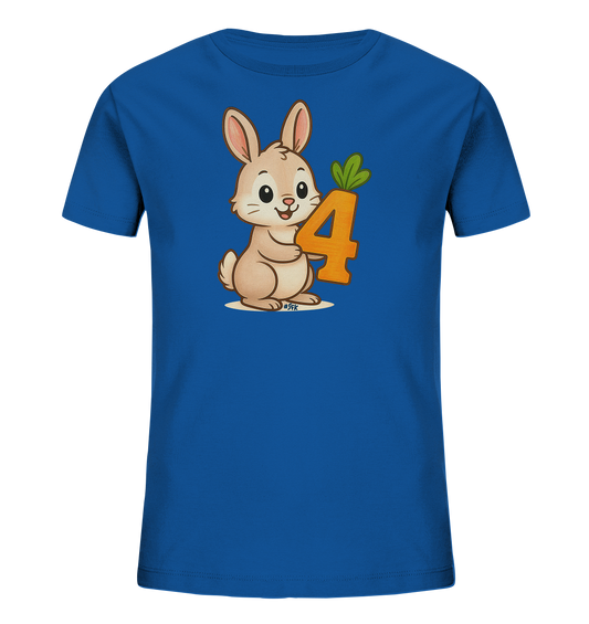Onlineshop Shirts fuer Kinder - Das Bild zeigt ein blaues T-Shirt fuer Kinder mit einem niedlichen Druck. Ein freundliches Cartoon-Haeschen haelt die Zahl '4' in Form einer Karotte. Das Haeschen ist beige mit rosa Ohren und hat ein froehliches Laecheln. Das Design ist verspielt und ideal fuer einen Kindergeburtstag oder als Alltagsoutfit.