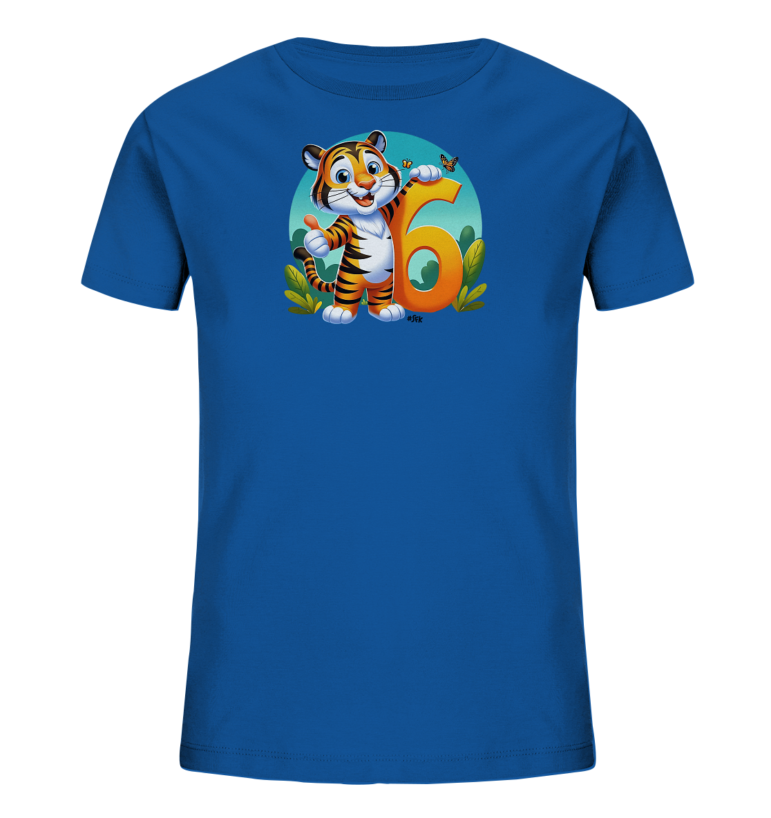 Onlineshop Shirts fuer Kinder - Dieses blaue Kinder-T-Shirt zeigt eine froehliche Illustration eines Tigers, der einen Daumen nach oben haelt. Der Tiger steht neben einer grossen orangefarbenen Zahl 6, die von einem Schmetterling besucht wird. Das Motiv ist vor einem hellblauen Kreis mit gruenen Pflanzen am unteren Rand platziert.