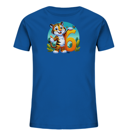 Onlineshop Shirts fuer Kinder - Dieses blaue Kinder-T-Shirt zeigt eine froehliche Illustration eines Tigers, der einen Daumen nach oben haelt. Der Tiger steht neben einer grossen orangefarbenen Zahl 6, die von einem Schmetterling besucht wird. Das Motiv ist vor einem hellblauen Kreis mit gruenen Pflanzen am unteren Rand platziert.