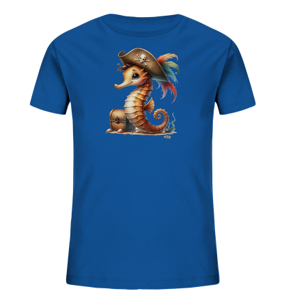 Onlineshop Shirts fuer Kinder - Das Bild zeigt ein blaues Kinder-T-Shirt mit einer niedlichen Illustration. Darauf ist ein Seepferdchen in einem Piratenhut mit Totenkopf und bunten Federn abgebildet. Das Seepferdchen sitzt auf Sand neben einer kleinen Schatzkiste. Das Design ist detailliert und maritim inspiriert.