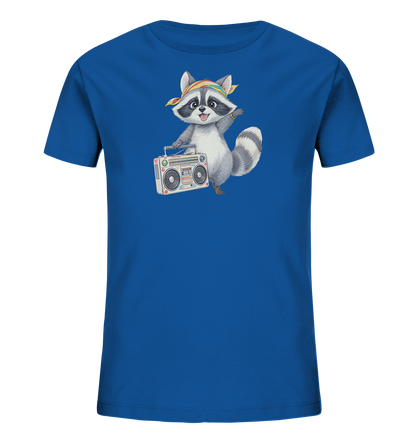 Onlineshop Shirts fuer Kinder - Das Bild zeigt ein blaues Kinder-T-Shirt mit einem niedlichen Waschbaermotiv auf der Vorderseite. Der Waschbaer traegt ein farbenfrohes Stirnband und haelt einen klassischen Ghettoblaster. Er laechelt freundlich und winkt mit einer Pfote. Das Design verleiht dem Shirt einen froehlichen und verspielten Look.