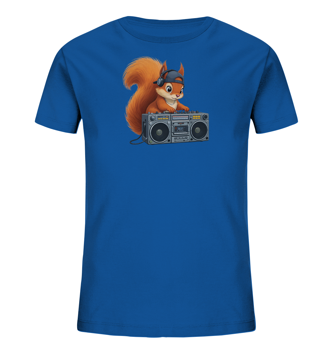 Onlineshop Shirts fuer Kinder - Das blaue Kinder-T-Shirt zeigt ein detailreiches Motiv eines Eichhoernchens auf der Vorderseite. Das Eichhoernchen traegt Kopfhoerer und eine Kappe und steht an einer klassischen Boombox. Die Illustration ist in lebhaften Farben gehalten und verleiht dem Shirt einen verspielten, musikalischen Charakter.