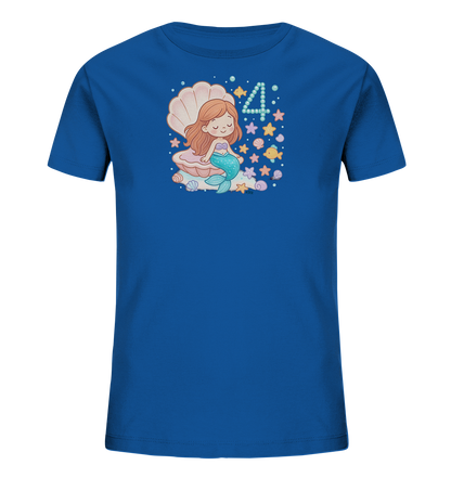 Onlineshop Shirts fuer Kinder - Dieses blaue Kinder-T-Shirt praesentiert eine niedliche Meerjungfrau, die in einer Muschel sitzt. Das Design zeigt prominent die Zahl '4', umgeben von fantasievollen Meeresmotiven wie Sternen, Fischen und Muscheln. Die Grafik ist detailliert gezeichnet und farblich abgestimmt. Es ist ein verspieltes Motiv fuer Kinder.