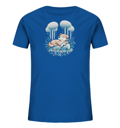 Onlineshop Shirts fuer Kinder - Das Bild zeigt ein blaues Kinder-T-Shirt mit einer Illustration auf der Vorderseite. Die Illustration zeigt einen friedlich schlafenden Hund, der auf einem Baumstamm liegt. Um den Stamm herum wachsen Pflanzen und kleine Blumen. Im Hintergrund sind stilisierte Baeume und ein Wald angedeutet, was eine ruhige Szene darstellt.