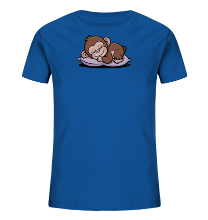 Onlineshop Shirts fuer Kinder - Das Bild zeigt ein blaues T-Shirt fuer Kinder, das auf der Vorderseite ein suesses Motiv eines schlafenden Affen aufweist. Der Affe liegt friedlich auf einem lilafarbenen Kissen, die Augen geschlossen. Die Illustration ist in braunen und violetten Farbtoenen gehalten und verleiht dem Shirt einen gemuetlichen Charakter. Das T-Shirt ist schlicht und einfarbig.