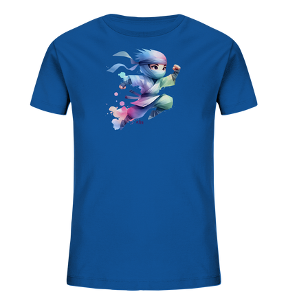 Onlineshop Shirts fuer Kinder - Das Bild zeigt ein blaues T-Shirt mit einer dynamischen Illustration eines Cartoon-Ninjas im Sprung. Der Ninja traegt eine Maske und ist in lebhaften, aquarellartigen Farben wie Blau, Pink, Gruen und Violett dargestellt. Um die Figur herum befinden sich bunte Spritzer-Effekte, die dem Design Bewegung und Energie verleihen. Es ist ein auffaelliges Motiv.