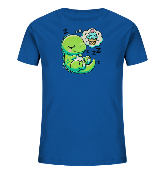 Onlineshop Shirts fuer Kinder - Das Bild zeigt ein blaues Kinder-T-Shirt mit einem Motiv auf der Vorderseite. Darauf ist ein niedlicher gruener Cartoon-Dinosaurier zu sehen, der friedlich eingerollt schlaeft. Über seinem Kopf schwebt eine Gedankenblase, die einen laechelnden Eiscreme-Becher zeigt. Das Motiv wird durch ZzZ-Symbole ergaenzt, die den Schlaf darstellen.