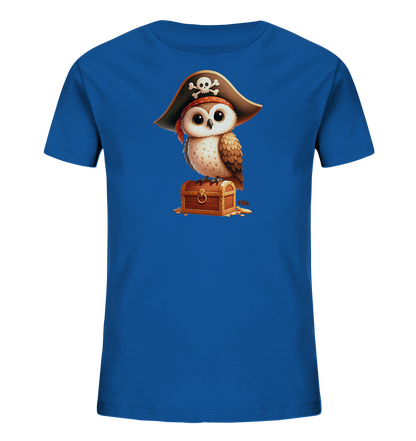 Onlineshop Shirts fuer Kinder - Das Bild zeigt ein blaues Kinder-T-Shirt mit einer detaillierten Illustration. Darauf ist eine niedliche Cartoon-Eule abgebildet, die einen Piratenhut mit Totenkopf traegt. Die Eule sitzt auf einer hoelzernen Schatzkiste, umgeben von ein paar Goldmuenzen. Dieses Motiv verleiht dem Shirt einen abenteuerlichen und verspielten Look.