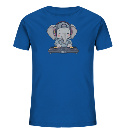 Onlineshop Shirts fuer Kinder - Das Bild zeigt ein blaues T-Shirt mit einer niedlichen Illustration eines Elefanten. Der Elefant traegt eine Kapuzenjacke, eine Baseballkappe und Kopfhoerer, waehrend er an einem DJ-Mischpult sitzt. Die detailreiche Grafik verleiht dem Shirt einen verspielten und modernen Look. Es ist ein ansprechendes Design fuer Kinder.