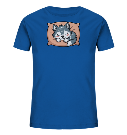 Onlineshop Shirts fuer Kinder - Das Bild zeigt ein leuchtend blaues Kinder-T-Shirt. Auf der Vorderseite ist eine niedliche, schlafende Wolfs- oder Husky-Welpe-Illustration zu sehen. Der Welpe liegt friedlich auf einem hellbraunen Kissen, mit geschlossenen Augen und rosa Wangen. Das Motiv wirkt beruhigend und ist ansprechend gestaltet.