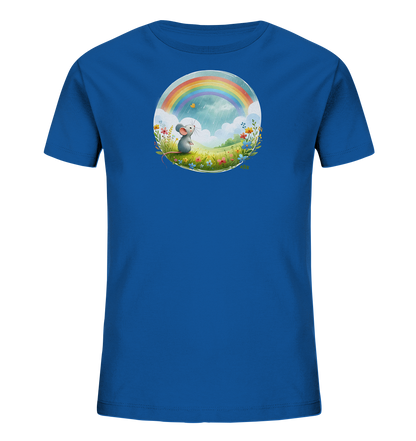 Onlineshop Shirts fuer Kinder - Dieses blaue Kinder-T-Shirt zeigt auf der Vorderseite eine runde Grafik. Das Motiv stellt eine kleine Maus auf einer Blumenwiese dar, die zu einem Regenbogen in einem bewoelkten Himmel aufblickt. Ein kleiner Schmetterling ergaenzt die Szene. Das Design ist farbenfroh und detailreich gestaltet.