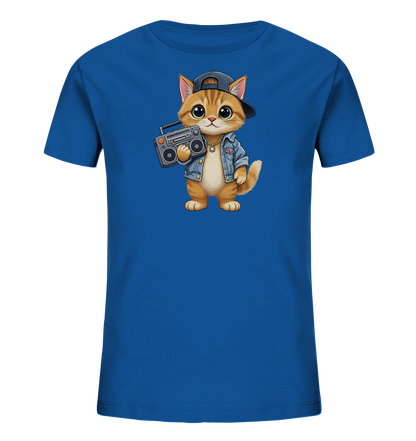 Onlineshop Shirts fuer Kinder - Das Bild zeigt ein blaues T-Shirt mit einem niedlichen Cartoon-Kaetzchen. Die orangefarbene Katze traegt eine blaue Jeansjacke, eine goldene Kette und eine schwarze Baseballkappe. Sie haelt einen grauen Ghettoblaster in ihren Pfoten. Das Design verleiht dem Shirt einen verspielten und coolen Charakter.