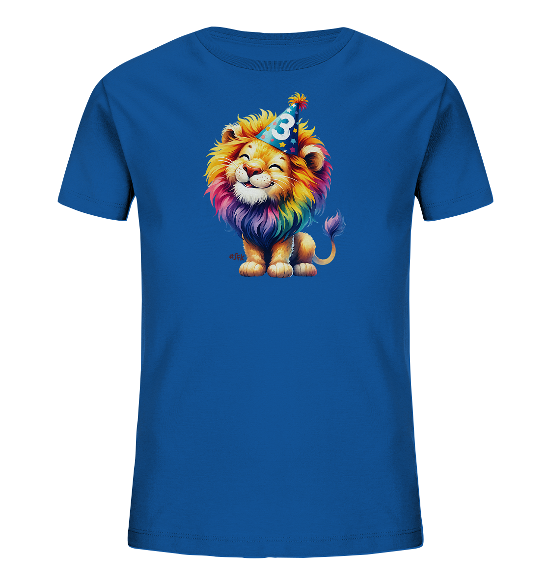 Onlineshop Shirts fuer Kinder - Das Bild zeigt ein koenigsblaues Kinder-T-Shirt mit einem farbenfrohen, cartoonhaften Loewenmotiv auf der Vorderseite. Der Loewe sitzt, laechelt und hat eine bunte Regenbogenmaehne sowie einen passenden Schwanz. Er traegt einen blauen Partyhut mit Sternen und der grossen Zahl '3'. Dieses froehliche Design eignet sich ideal fuer Kindergeburtstage.