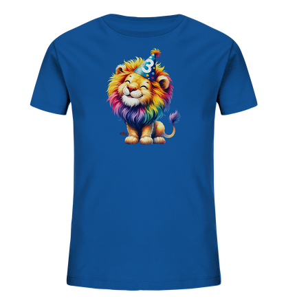 Onlineshop Shirts fuer Kinder - Das Bild zeigt ein koenigsblaues Kinder-T-Shirt mit einem farbenfrohen, cartoonhaften Loewenmotiv auf der Vorderseite. Der Loewe sitzt, laechelt und hat eine bunte Regenbogenmaehne sowie einen passenden Schwanz. Er traegt einen blauen Partyhut mit Sternen und der grossen Zahl '3'. Dieses froehliche Design eignet sich ideal fuer Kindergeburtstage.