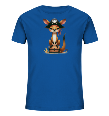 Onlineshop Shirts fuer Kinder - Das Bild zeigt ein blaues Kinder-T-Shirt mit einer Illustration eines Kaengurus. Das Kaenguru sitzt auf einer Truhe und traegt einen Piratenhut mit Totenkopfmotiv sowie ein rotes Bandana. Das Design ist verspielt und farbenfroh, ideal fuer kleine Abenteurer auf Schatzsuche.