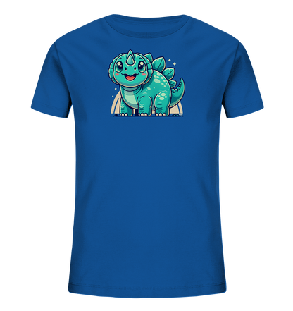 Onlineshop Shirts fuer Kinder - Das Bild zeigt ein blaues Kinder-T-Shirt auf schwarzem Hintergrund. Auf der Vorderseite ist eine suesse, cartoonhafte Illustration eines Dinosauriers zu sehen. Der tuerkis-farbene Dinosaurier hat grosse Augen und laechelt freundlich. Hinter ihm sind ein dezenter Regenbogenbogen und kleine Sterne abgebildet.