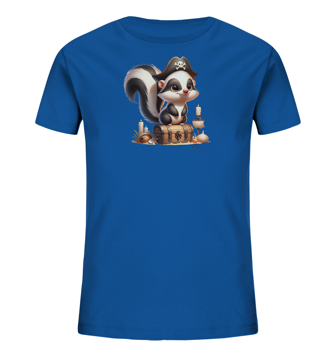 Onlineshop Shirts fuer Kinder - Das Bild zeigt ein leuchtend blaues T-Shirt fuer Kinder mit einem charmanten Aufdruck. Darauf ist ein niedliches, als Pirat verkleidetes Stinktier abgebildet, das auf einer Schatzkiste sitzt. Um die Kiste herum sind maritime Elemente wie Kerzen, Muscheln und ein kleines Segelboot zu sehen. Das Design ist detailreich und hat einen verspielten Piraten-Charakter.