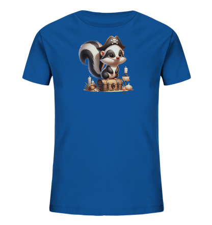 Onlineshop Shirts fuer Kinder - Das Bild zeigt ein leuchtend blaues T-Shirt fuer Kinder mit einem charmanten Aufdruck. Darauf ist ein niedliches, als Pirat verkleidetes Stinktier abgebildet, das auf einer Schatzkiste sitzt. Um die Kiste herum sind maritime Elemente wie Kerzen, Muscheln und ein kleines Segelboot zu sehen. Das Design ist detailreich und hat einen verspielten Piraten-Charakter.