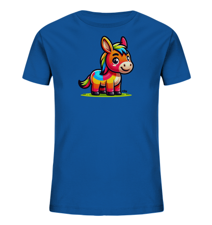 Onlineshop Shirts fuer Kinder - Das blaue Kinder-T-Shirt zeigt eine bunte Grafik auf der Vorderseite. Abgebildet ist ein freundliches, cartoonhaftes Tier, das einem Esel aehnelt. Es hat farbige Streifen am Koerper, eine bunte Maehne und einen laechelnden Ausdruck, stehend auf Gras.